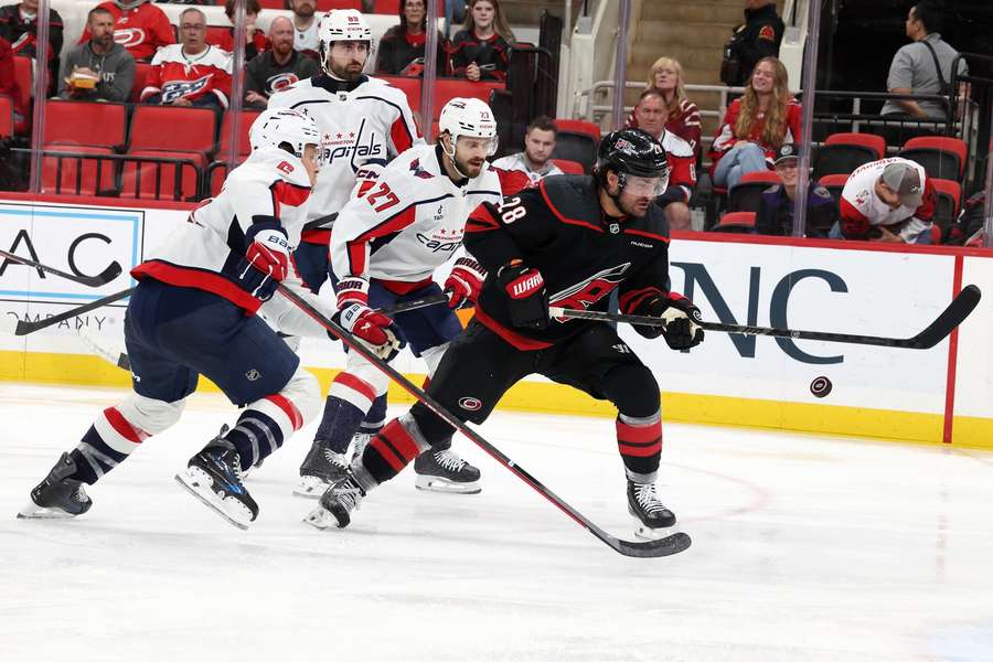 Carolina Hurricanes jest nie do zatrzymania. Szóste zwycięstwo z rzędu i najlepszy bilans w NHL Carolina Hurricanes jest nie do zatrzymania. Szóste zwycięstwo z rzędu i najlepszy bilans w NHL