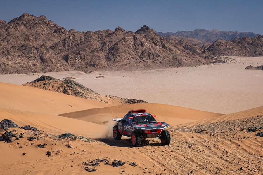 Rallye Dakar: Zum Auftakt der 46. Ausgabe des legendären Wüstenrennens hat Audi-Fahrer Ekström den Prolog gewonnen.