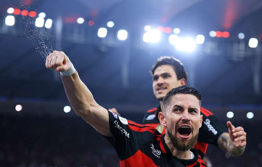 Jorginho e Pedro comemoram gol do Flamengo contra o Vasco
