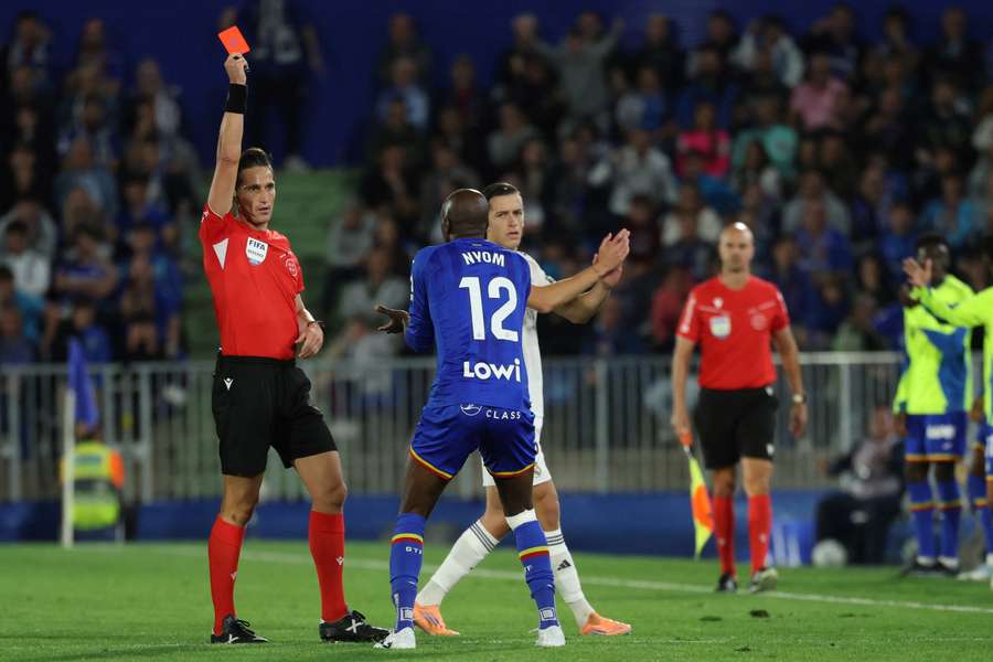 39 segundos en el campo y tarjeta roja al canto: lo que duró Nyom tras golpear a Vinícius