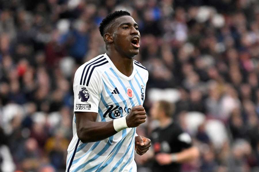 Awoniyi, avançado do Nottingham Forest, enfrenta um longo período de paragem após cirurgia à virilha