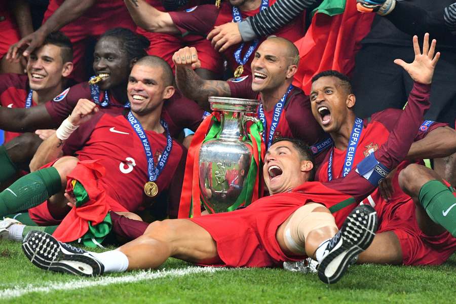 Os jogadores de Portugal festejam a vitória no Euro-2016