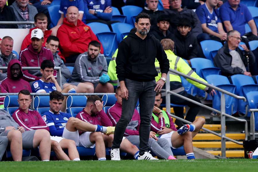 Erol Bulut assiste ao jogo do Cardiff contra o Leeds, no sábado