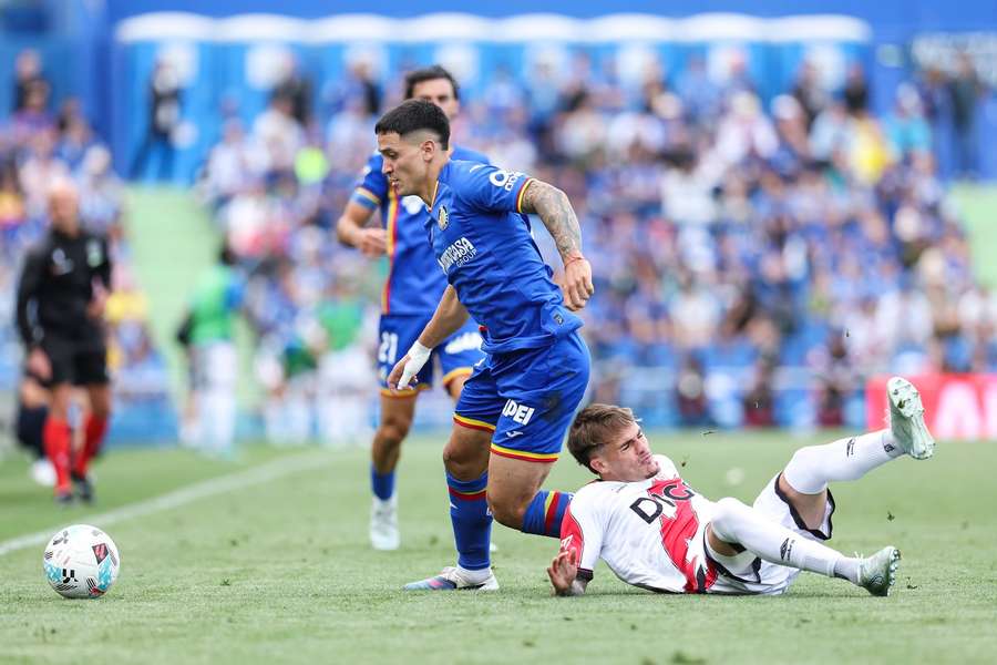Satriano, en el momento del impacto de Chavarría sobre su rodilla izquierda