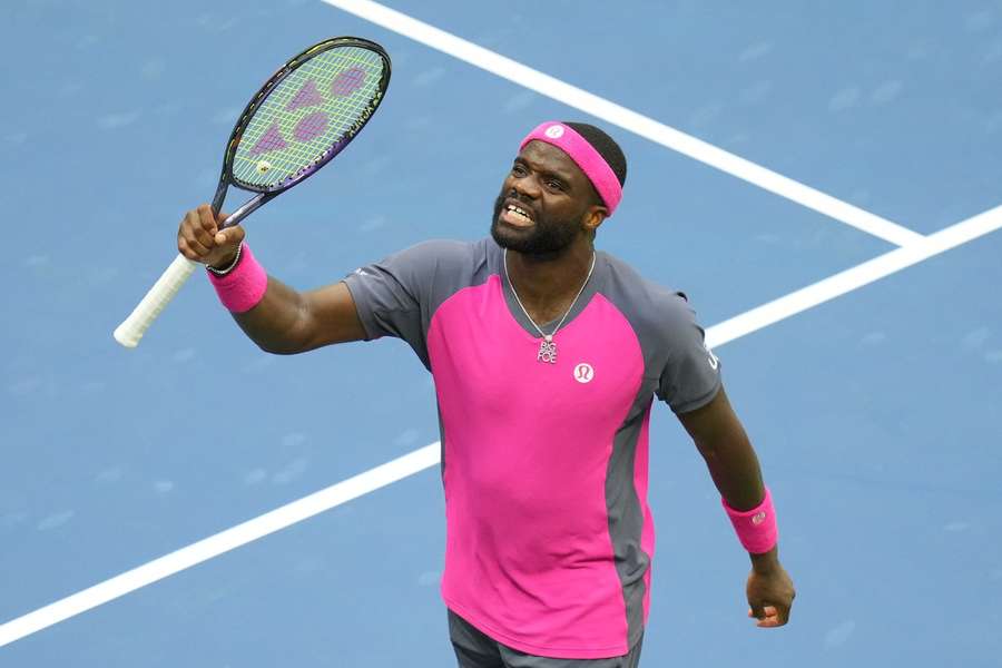 Frances Tiafoe slaví postup do semifinále US Open. Frances Tiafoe slaví postup do semifinále US Open.