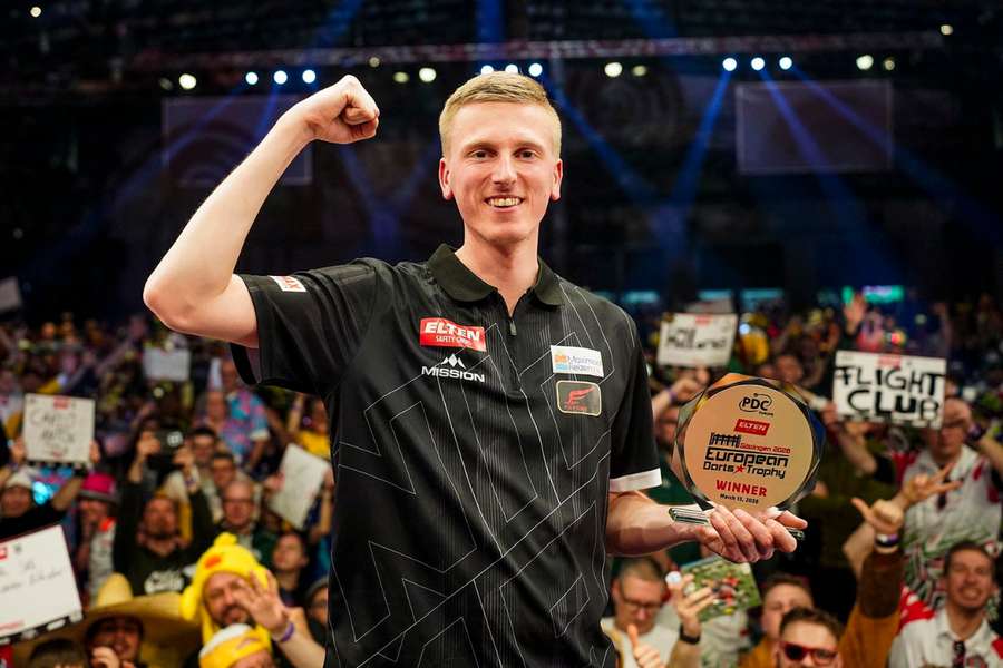 Wessel Nijman jposiert mit der European Darts Trophy