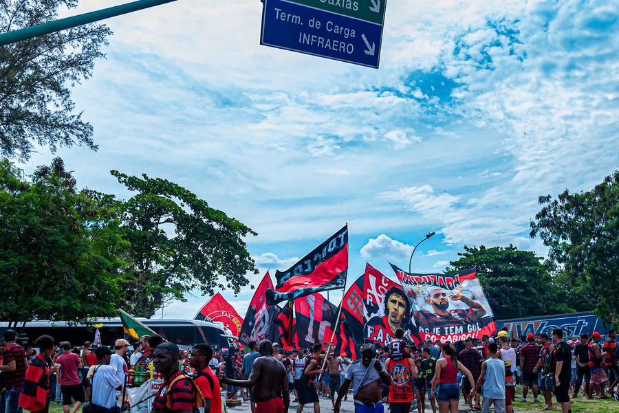 Centenas de torcedores acompanharam jogadores e comissão técnica desde o Ninho do Urubu