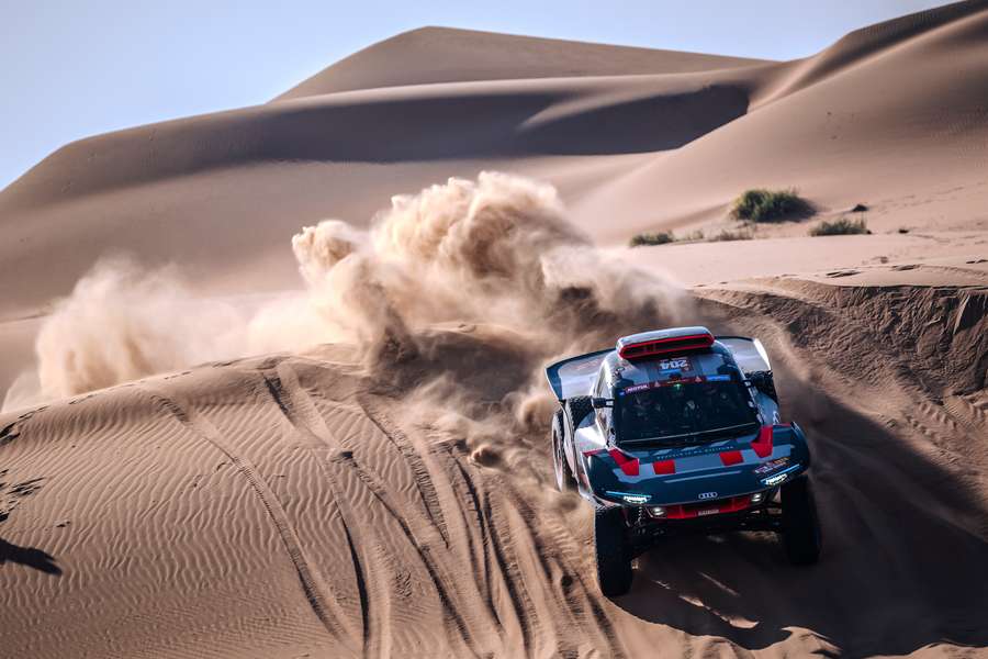 Sainz, entrenando en una duna
