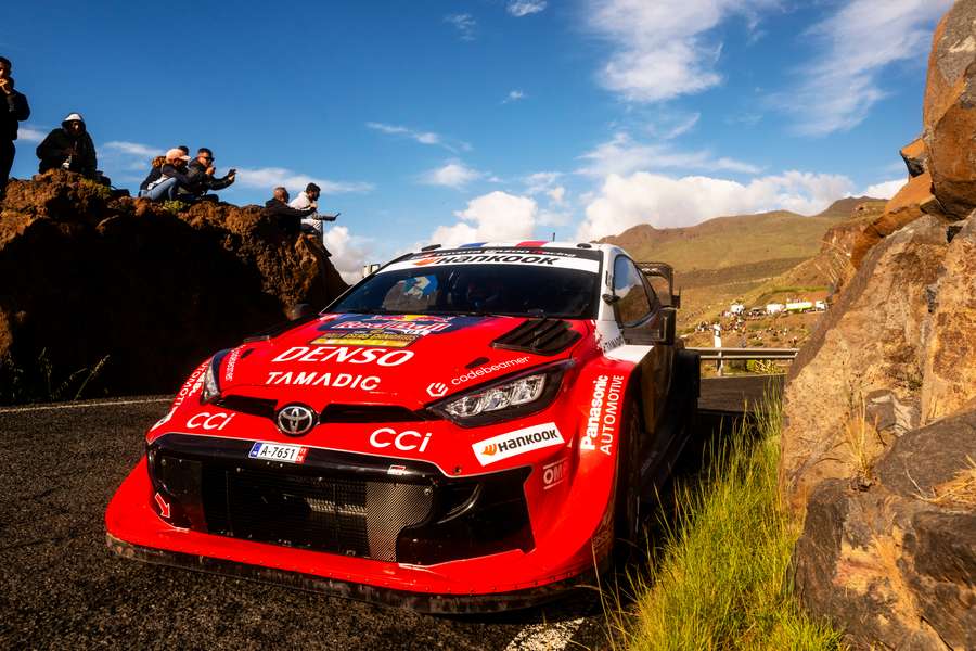 Elfyn Evans lidera Rali do Japão Elfyn Evans lidera Rali do Japão