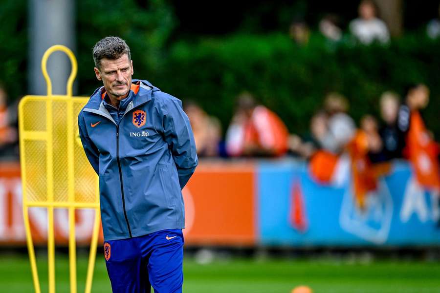 Wim Jonk op het trainingsveld van Oranje.