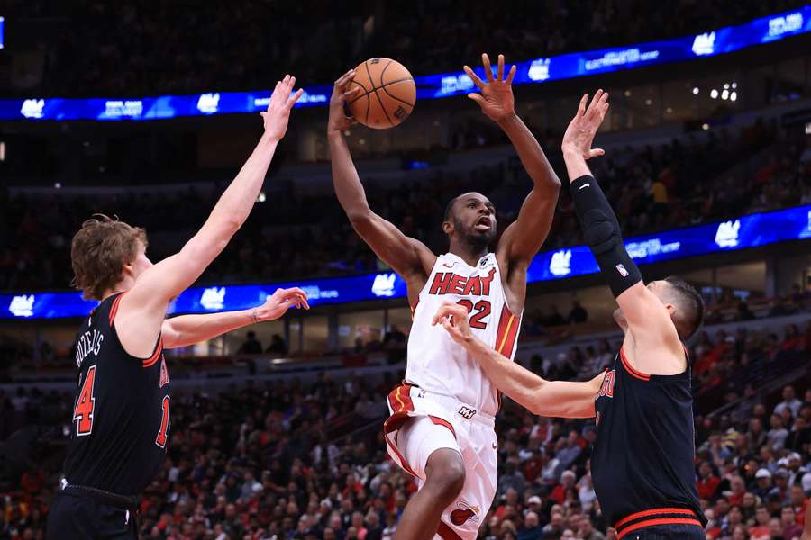 Andrew Wiggins face à deux joueurs de Chicago.