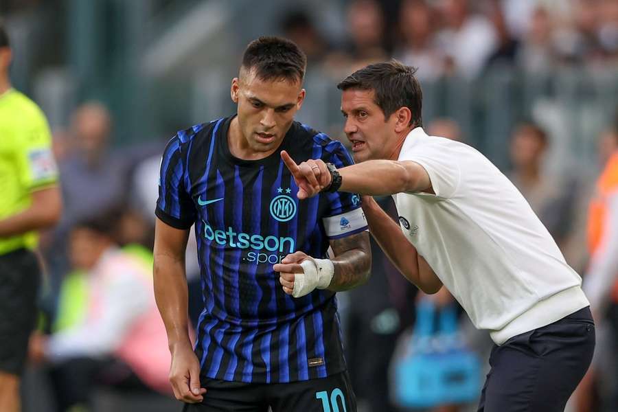 Cristi Chivu îi dă ultimele indicații lui Lautaro Martinez 