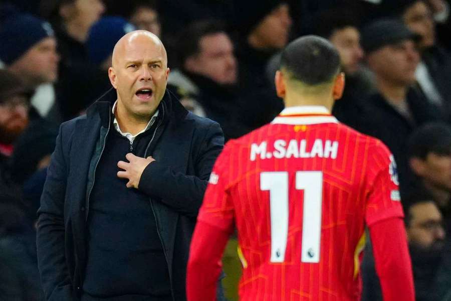 Arne Slot (l.) und Mo Salah (r.)