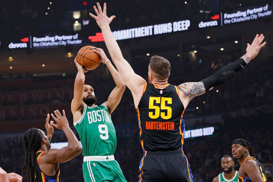Isaiah Hartenstein (r.) in der Defense gegen Bostons Derrick White.
