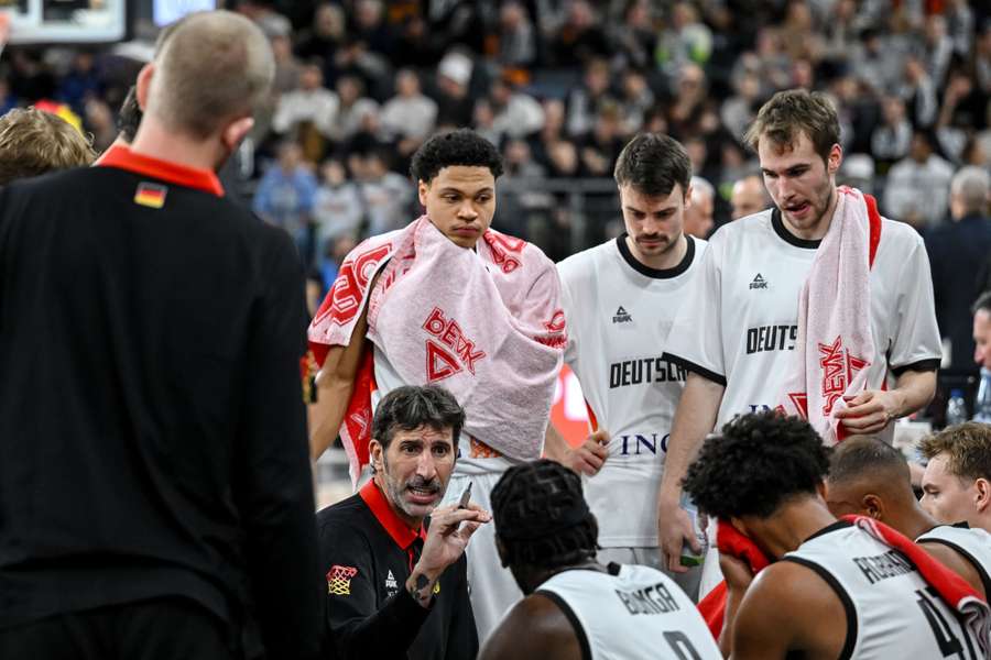 Mumbú bei einer Teambesprechung