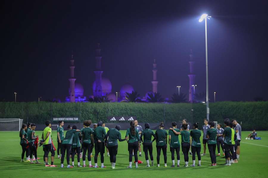 Lluís Cortés dirigiendo un entrenamiento de Arabia Saudí