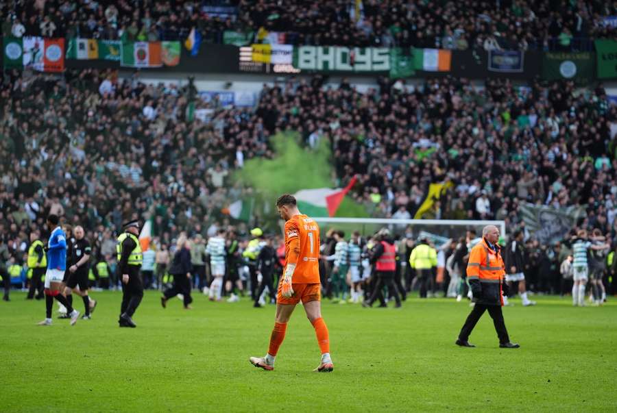 Torcedores invadem o campo em Ibrox Torcedores invadem o campo em Ibrox