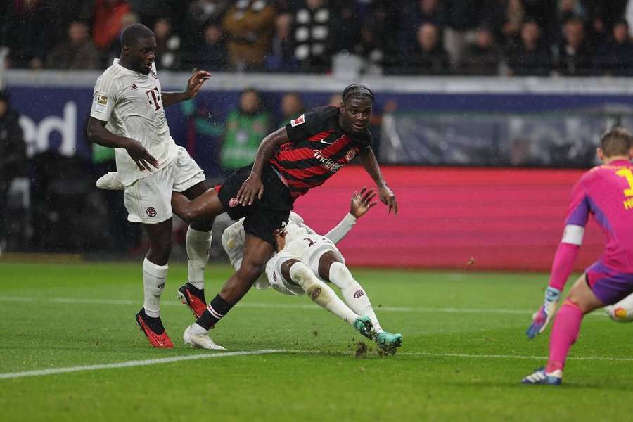 Junior Dina Ebimbe marca el segundo gol del Eintracht
