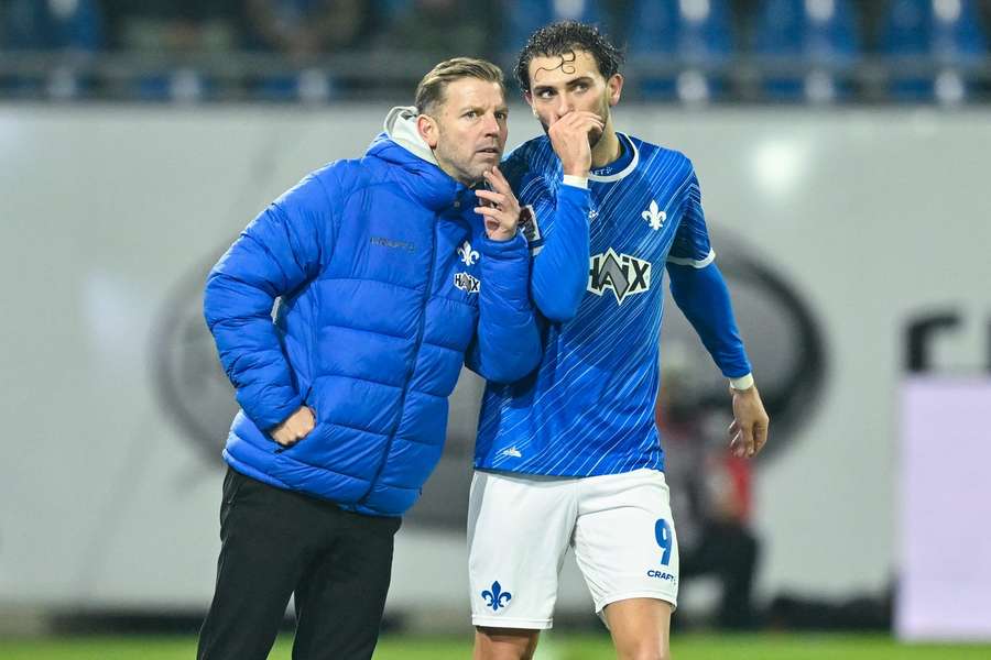 Florian Kohfeldt (l.) bespricht sich mit Fraser Hornby (r.).