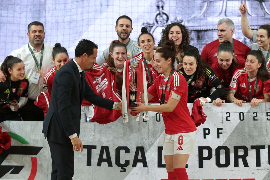 Pedro Proença entregou a Taça de Portugal ao Benfica
