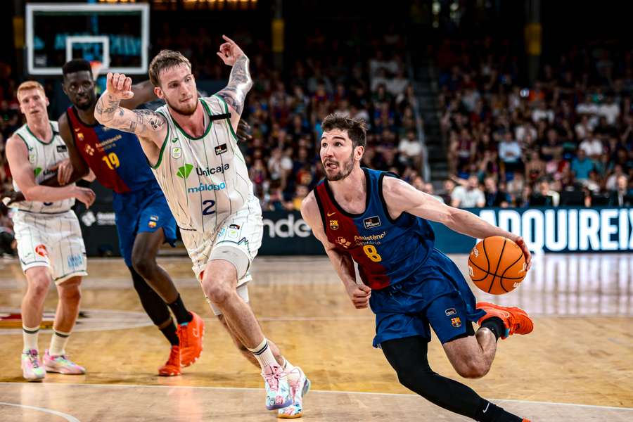 Darío Brizuela se escapa de Balcerowski en un partido contra su exequipo, Unicaja Málaga