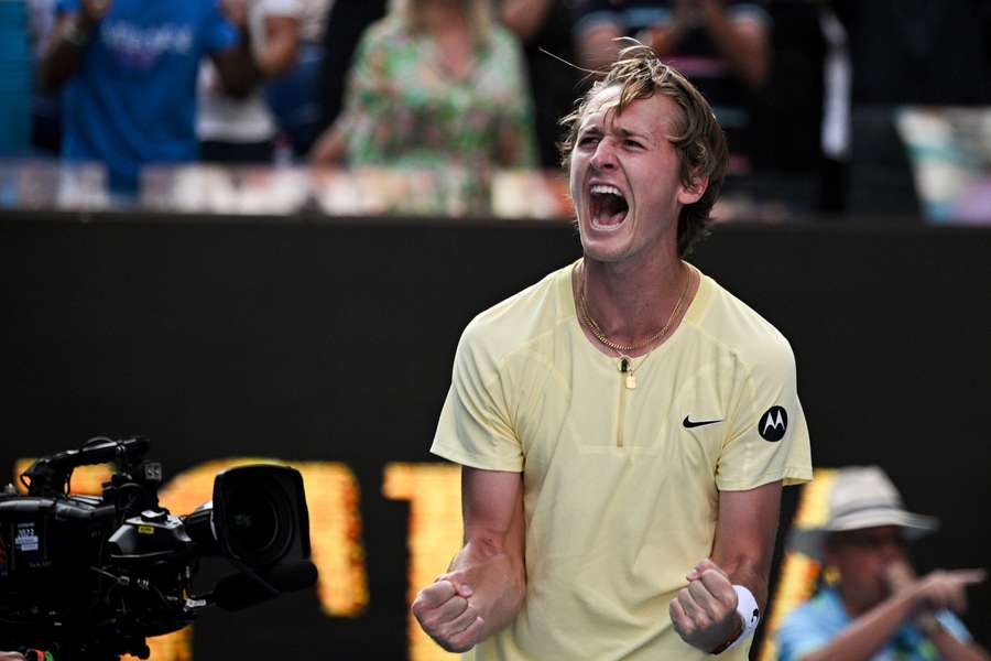 Sebastian Korda parvient à se qualifier en 1/4 après 5 longs sets face à Hurkacz