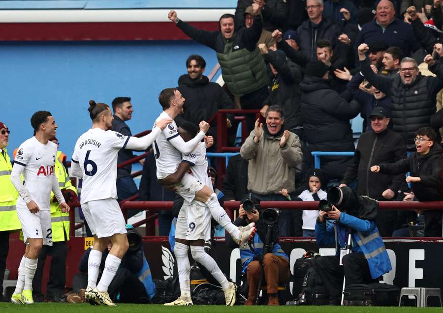 James Maddison celebra o golo inaugural durante o jogo de futebol da Premier League inglesa entre o Aston Villa e o Tottenham Hotspur no Villa Park, em Birmingham