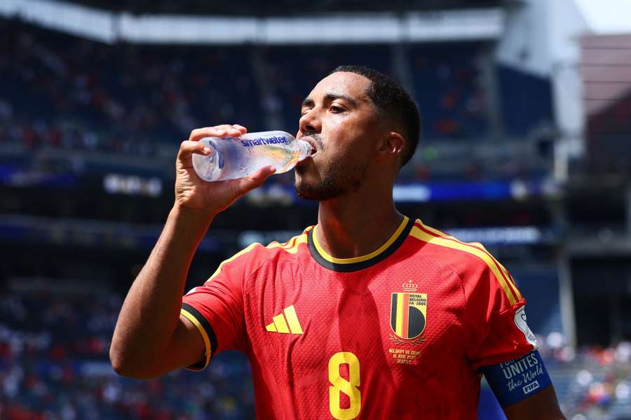 Tielemans stellt sich vor seine Mitspieler