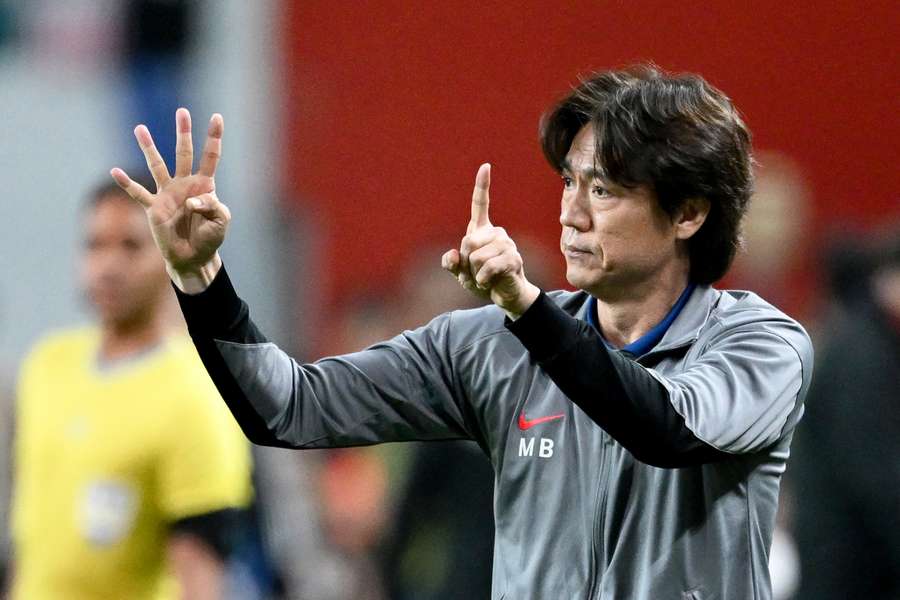 Hong Myung-bo strahlt an der Seitenlinie große Autorität aus Hong Myung-bo strahlt an der Seitenlinie große Autorität aus