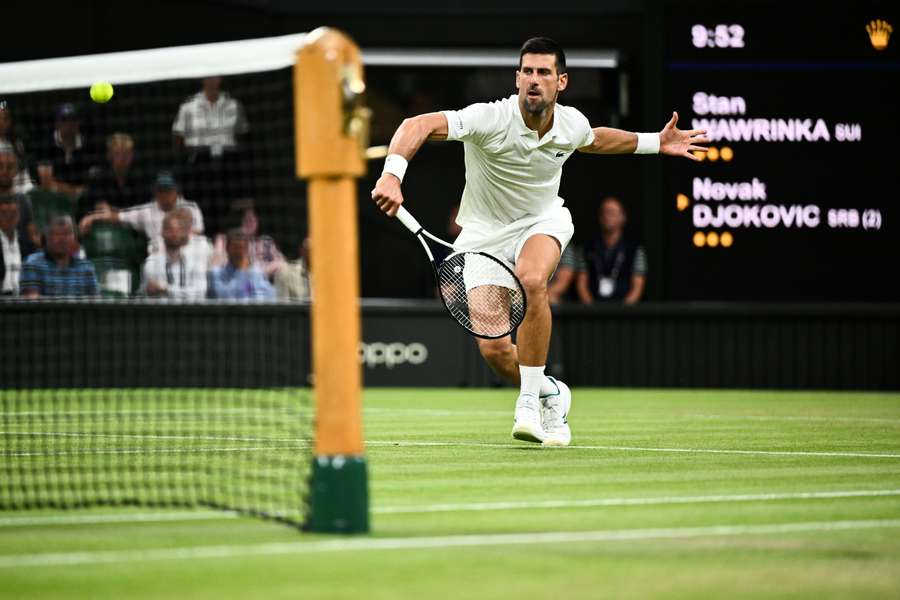 Selvom der måtte tiebreak til i tredje sæt, så gik Novak Djokovic fredag aften videre i Wimbledon uden problemer mod schweiziske Stan Wawrinka.