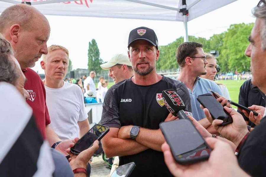 VfB-Trainer Sebastian Hoeneß während einer Medienrunde zum Trainingsauftakt VfB-Trainer Sebastian Hoeneß während einer Medienrunde zum Trainingsauftakt