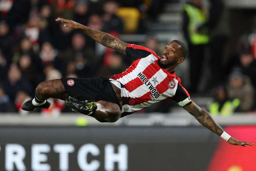 Brentford's English striker #17 Ivan Toney prepares for a volley