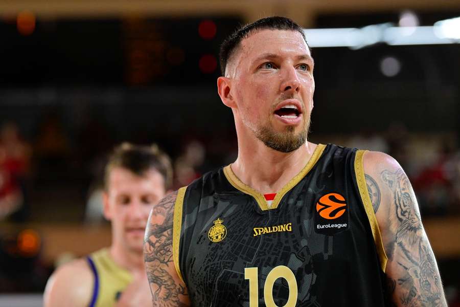 Daniel Theis hat einen neuen Titel in seiner Vitrine.