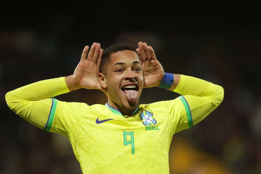 Vitor Roque celebra gol durante o Sul-Americano Sub-20