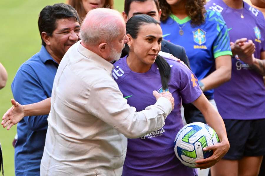 Präsident Lula (l.) Brasiliens und Marta posieren für die Kamera.