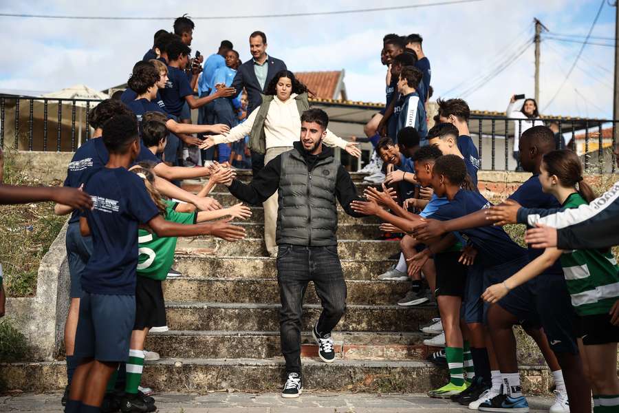 Gonçalo Inácio, Andreia Bravo e Frederico Varandas recebidos pelos jovens da Bless Academy