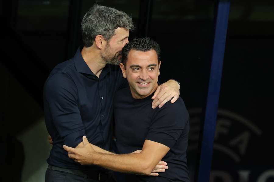 Xavi mit Mark Van Bommel.