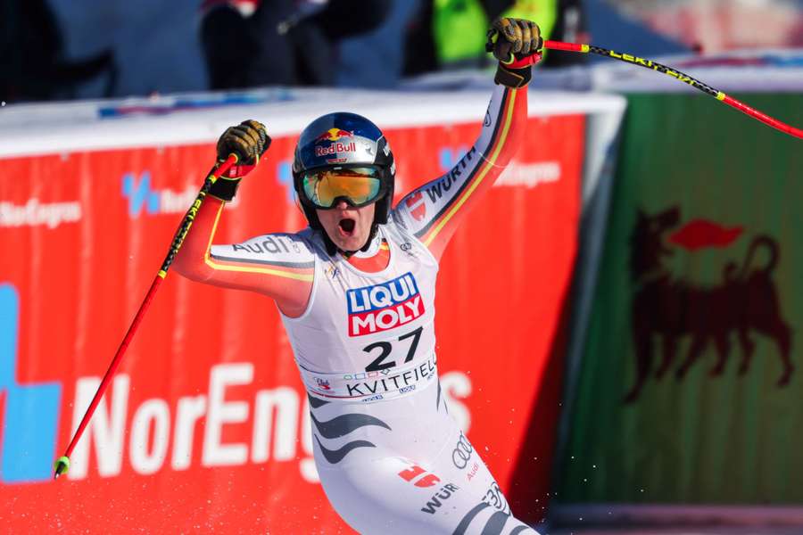 Emma Aicher esulta dopo la vittoria nella discesa di Kvitfjell