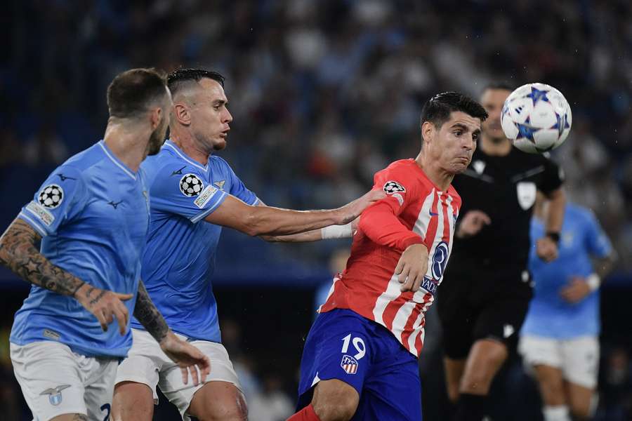 Morata luta pela bola contra vários defesas da Lazio Morata luta pela bola contra vários defesas da Lazio