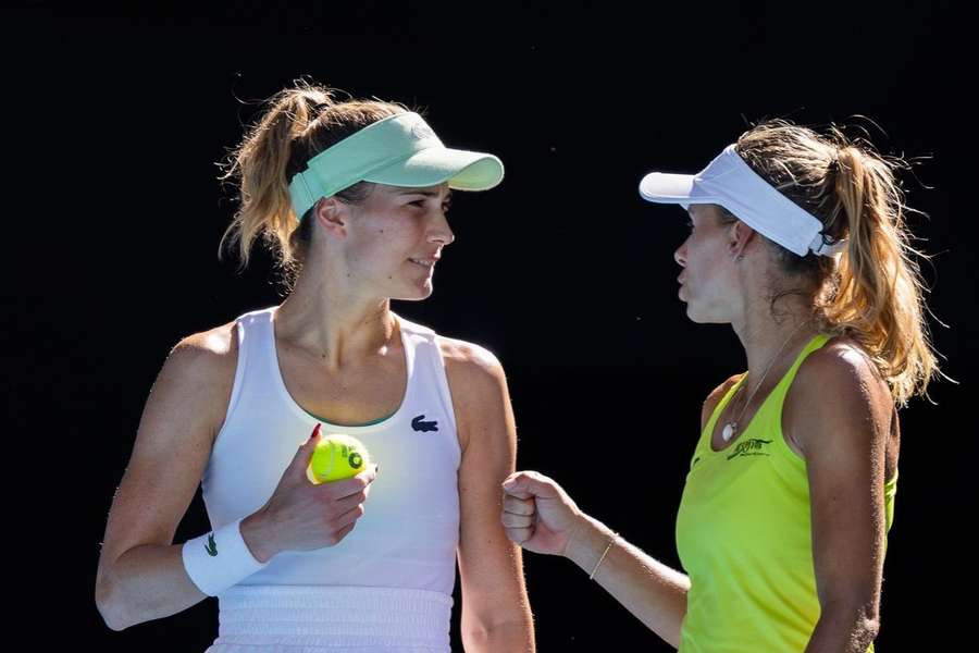 Bernarda Pera i Magda Linette podczas Australian Open 2022