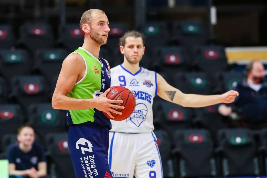 Titelverdediger ZZ Leiden speelt in de achtste finale van het bekertoernooi mogelijk tegen het amateurteam van BS Leiden