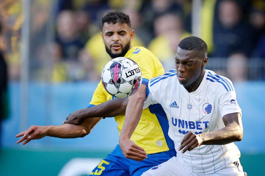 Anis Ben Slimane (Brøndby IF) og Mohammed Daramy (FCK) i kamp om bolden.