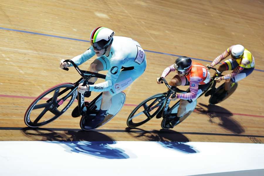 Harrie Lavreysen in de halve finale van de sprint, met Azizulhasni Awang en Kevin Quintero in de achtervolging