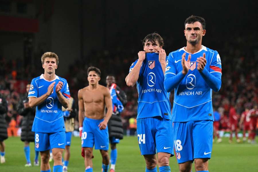 Barrios, Giuliano Simeone, Le Normand y Pubill aplauden al público del Atleti en Anfield