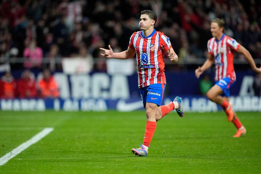 Atletico dotrzymało kroku Barcelonie i Realowi. Dwa gole Alvareza, efektowna bramka Simeone