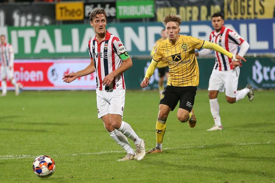 Willem II's Erik Schouten en Roda JC's Maximilian Schmid in actie tijdens de vorige ontmoeting op 21 oktober 2023