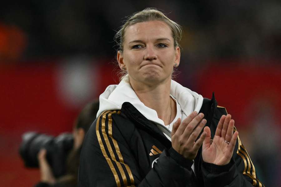 Alexandra Popp thanks the crowd after her final match for Germany