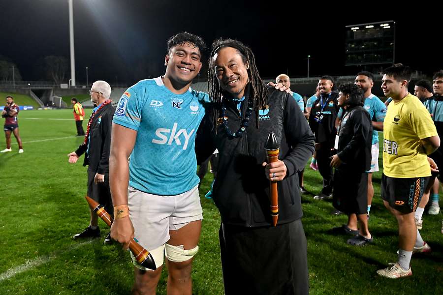 Tana Umaga poses with a parting gift given by Les Kiss and the Queensland Reds. Tana Umaga poses with a parting gift given by Les Kiss and the Queensland Reds.