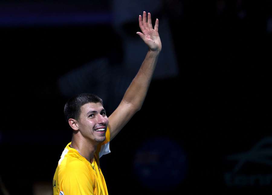 Australijczyk Alexei Popyrin świętuje zwycięstwo w meczu półfinałowym