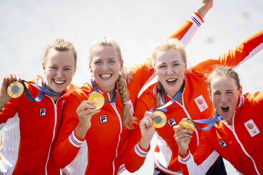 Marloes Oldenburg, Hermijntje Drenth, Tinka Offereins en Benthe Boonstra met hun gouden plakken